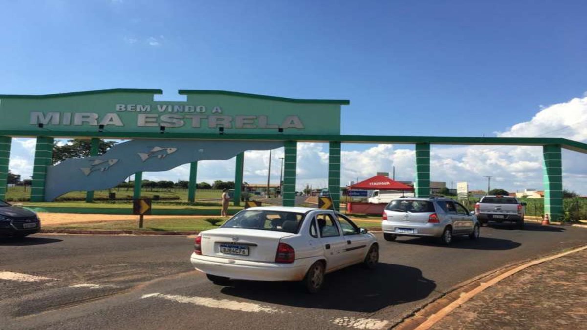 Concurso Prefeitura de Mira Estrela: carros cruzam portal de entrada do município