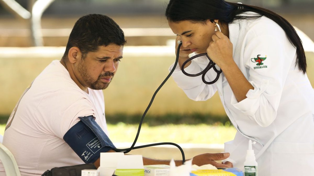 Concurso Prefeitura de Pereiras: enfermeira verifica pressão arterial de homem