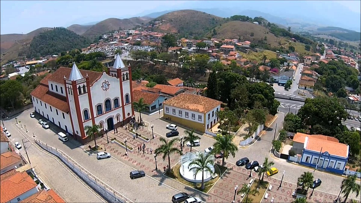 Concurso da Prefeitura de Queluz: vista aérea da área central do município
