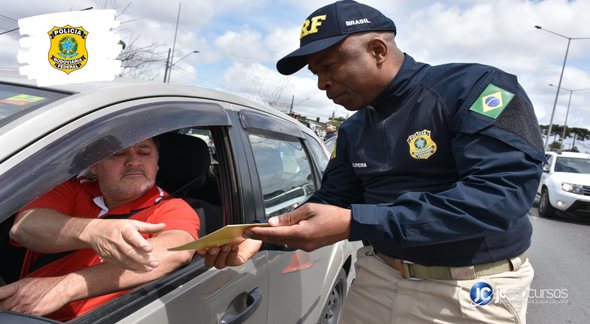 Concurso da PRF: agente da corporação aborda motorista durante ação educativa - Divulgação