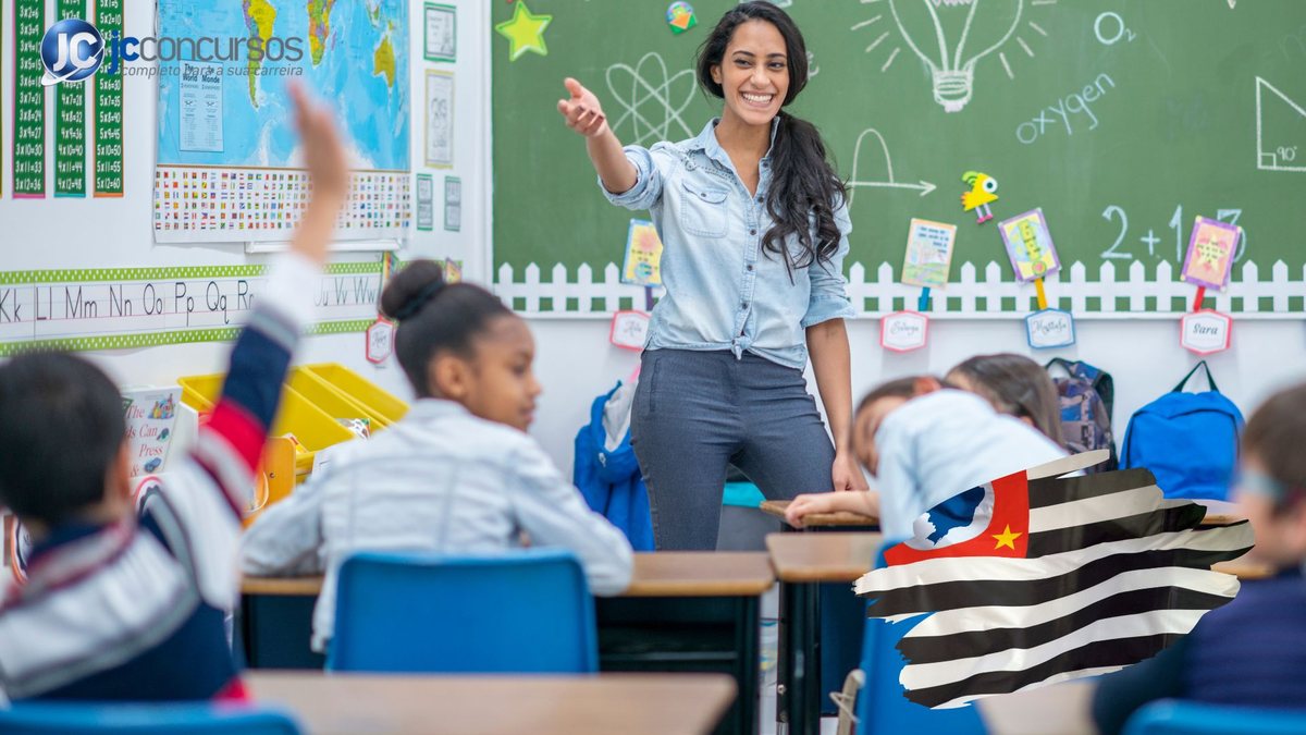 Concurso Prefeitura de Cosmópolis: professora e alunos em sala de aula