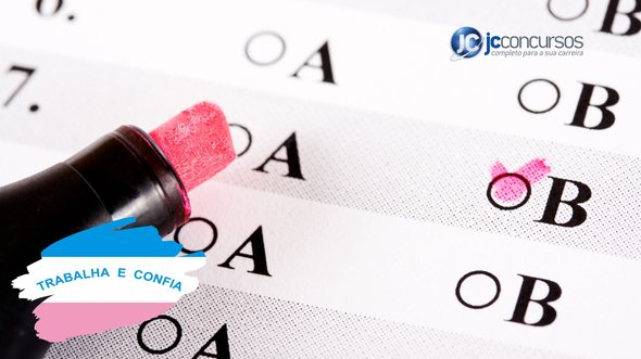 Concurso Prefeitura de Guarapari: caneta marca texto rosa em cima de folha de resposta - Divulgação