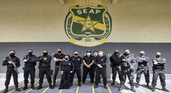 Concurso Seap PA: com brasão da pasta ao fundo, policiais penais posam para foto - Divulgação