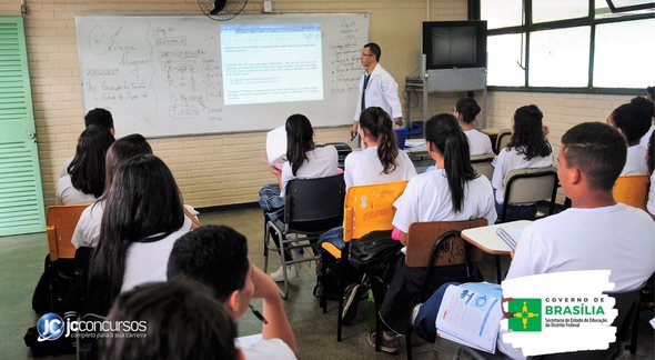 Processo seletivo da SEDF: estudantes observam explicação de professor em sala de aula - Crédito: Lucio Bernardo Jr/Agência Brasília
