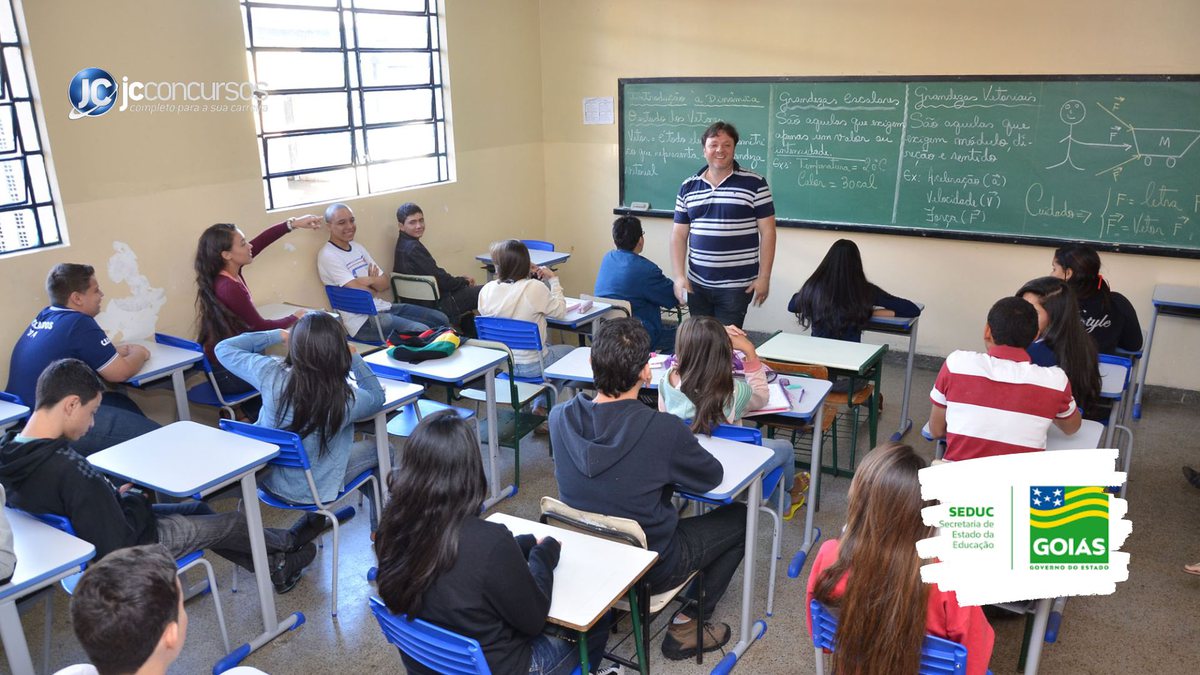 Concurso da Seduc: estudantes observam explicação de professor em sala de aula - Eduardo Ferreira/Governo de Goiás