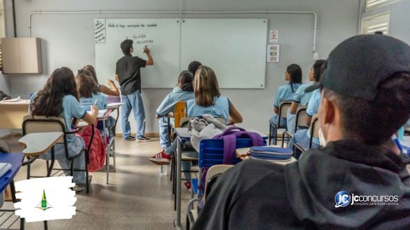 Processo seletivo da SEEDF: estudantes observam explicação de professor em sala de aula - Foto: Jotta Castro, Ascom/SEEDF