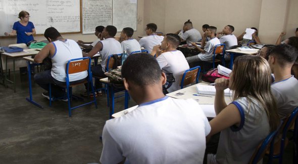 Processo seletivo da Seeduc RJ: estudantes observam explicação de professora em sala de aula - Divulgação
