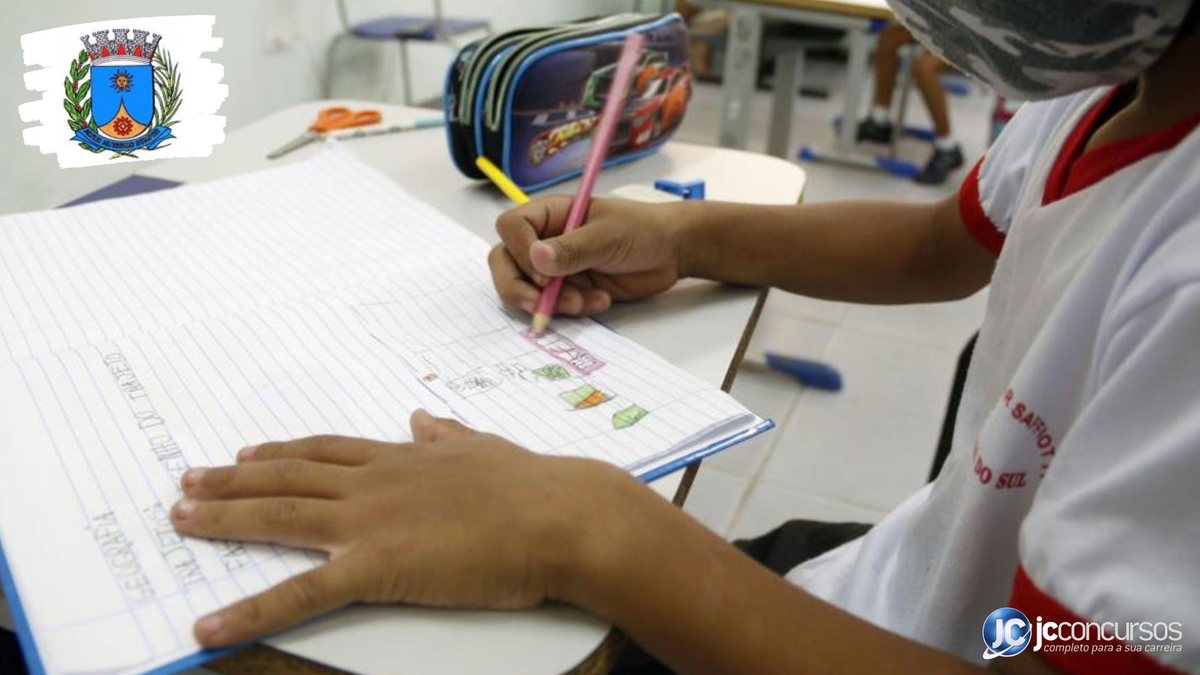 Processo seletivo da SME de Araraquara SP: estudante escrevendo em caderno