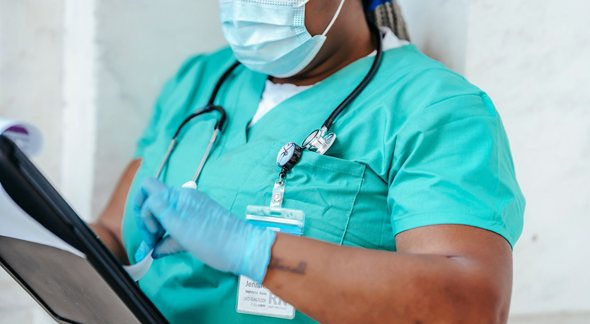 Processo Seletivo Prefeitura de Curitiba: enfermeira analisa prontuário de paciente - Divulgação