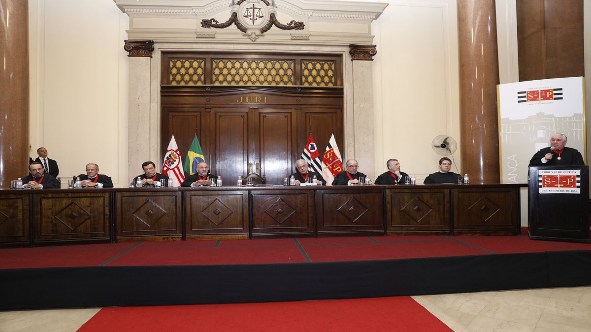 Concurso TJ SP: juízes durante audiência em sala do tribunal do júri