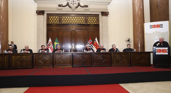 Concurso TJ SP: juízes durante audiência em sala do tribunal do júri - Antônio Carreta/TJ SP