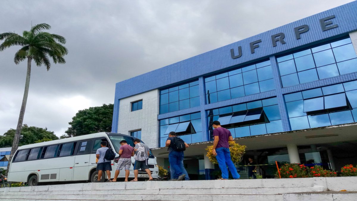 Concurso UFRPE: estudantes fazem fila para entrar em ônibus na Universidade Federal Rural de Pernambuco