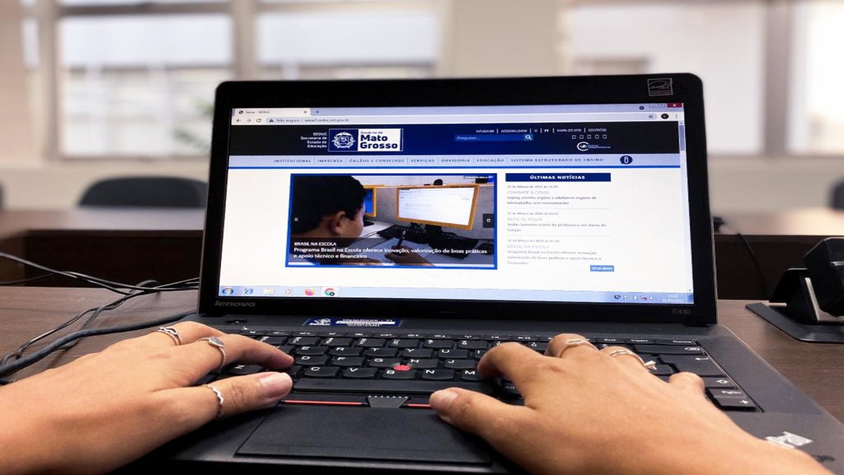 Concursos públicos: pessoa utilizando computador para navegar na internet - Wesley Rodrigues/Seduc-MT