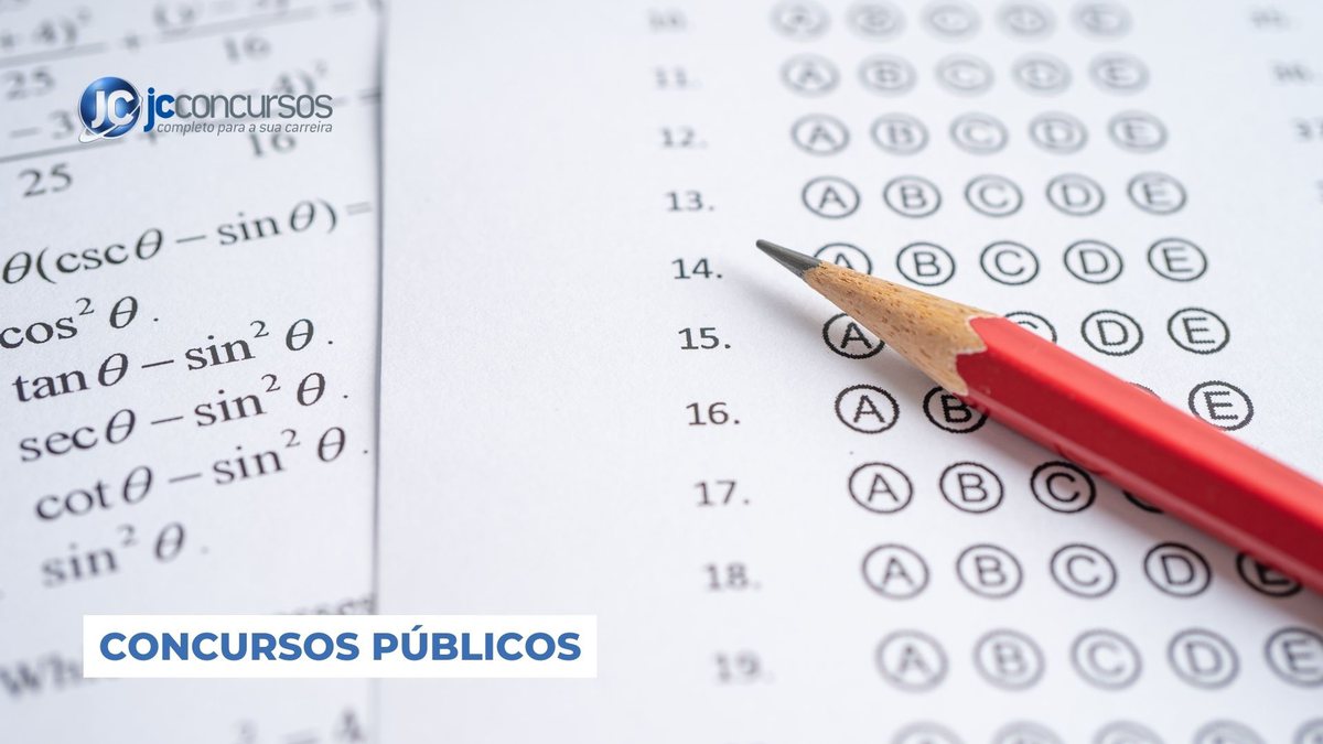 Concurso Prefeitura Urucânia: Lápis em cima de folha de resposta de concurso público
