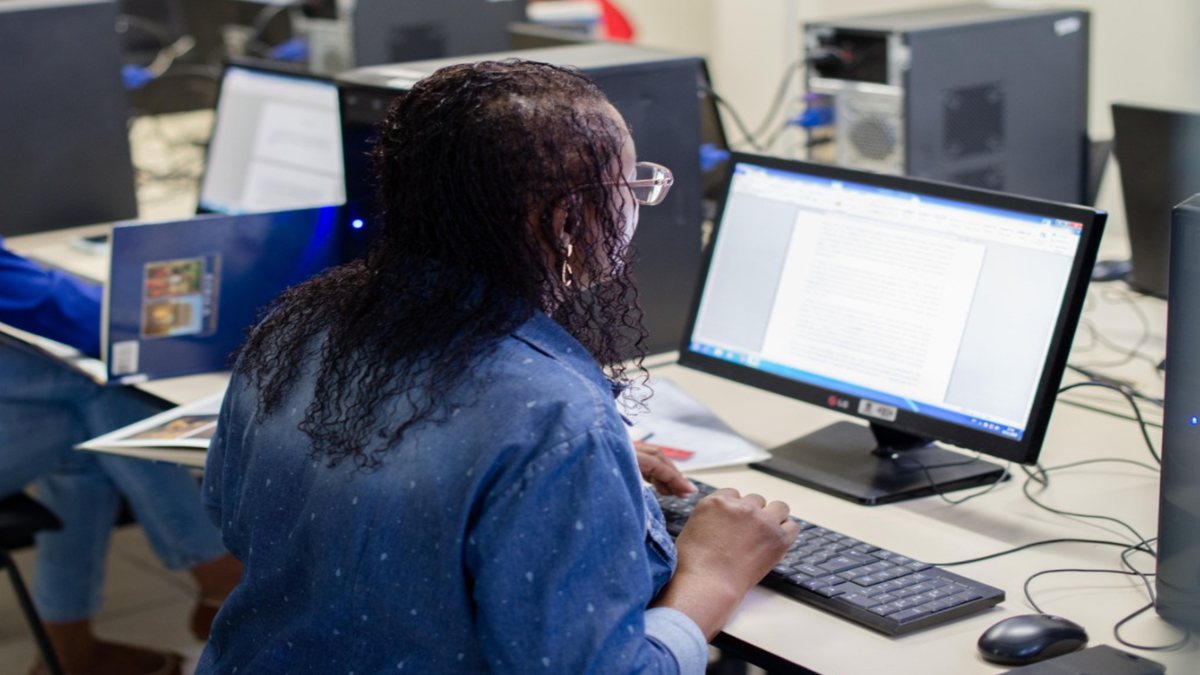 Concursos públicos: mulher utiliza computador para realizar inscrição
