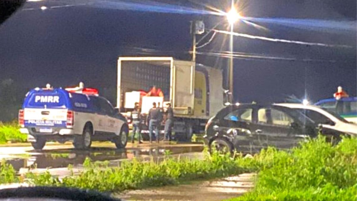 Caminhão com provas do concurso PC RR e viatura da Polícia Militar de Roraima - Divulgação