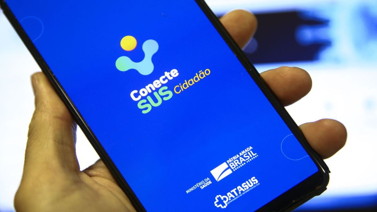 Um homem segura um celular com a tela aberta com o aplicativo Conecte SUS - Agência Brasil - Plataformas do governo sofrem ataques hacker