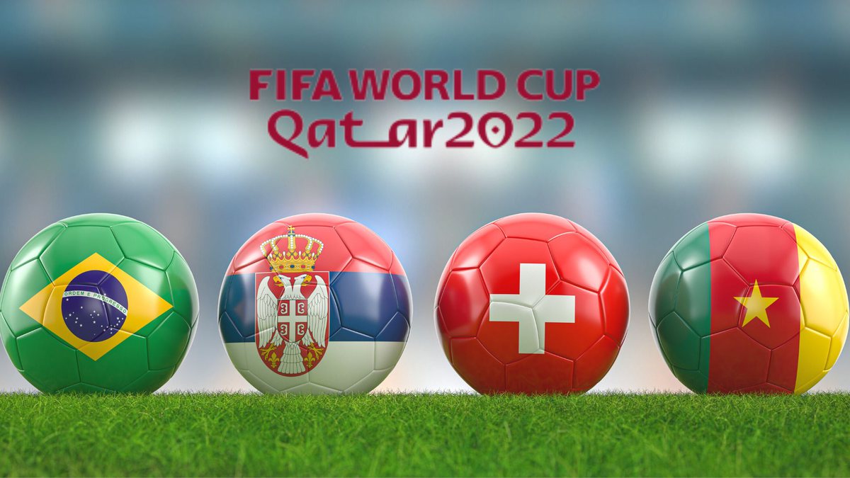 Bolas de futebol com bandeiras dos países que disputam a Copa do Mundo 2022