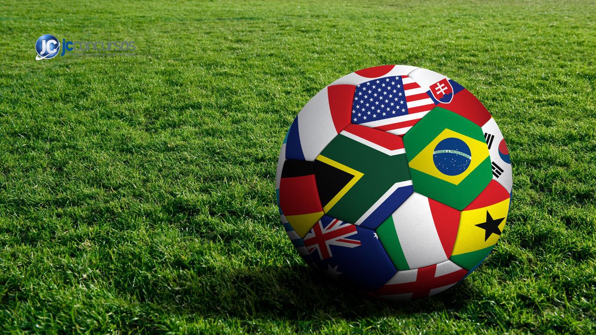 Uma bola com a bandeira dos países em um campo de futebol