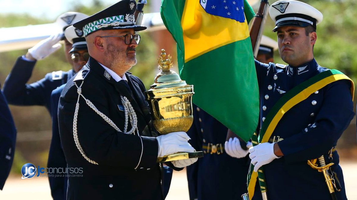 Oficiais brasileiros seguram o órgão do primeiro imperador do Brasil - Agência Brasil - Coração de D. Pedro I