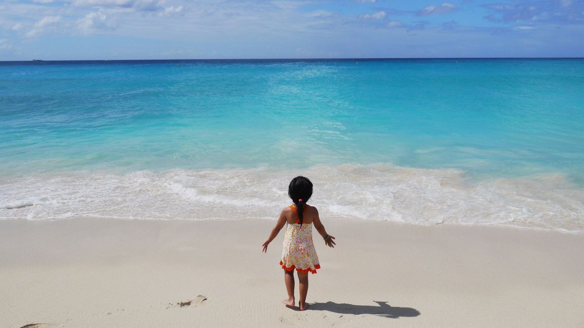 Criança sozinha na praia - Divulgação