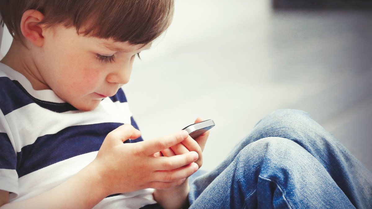 Pais devem estar presentes na supervisão das atividades online dos filhos - Divulgação/JC Concursos