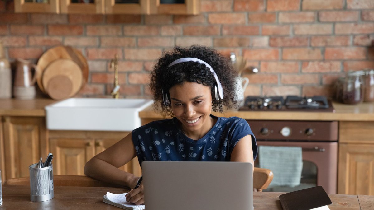 Uma mulher estuda de frente ao notebook