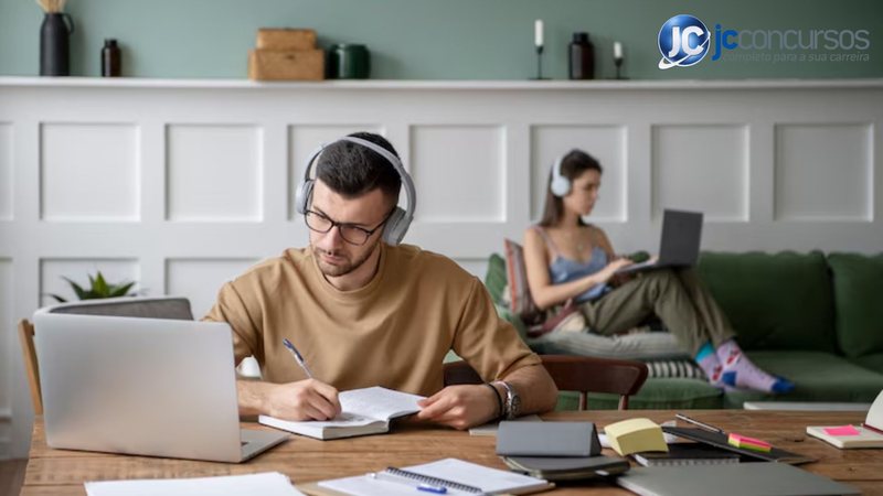 Homem estudando cursos EAD