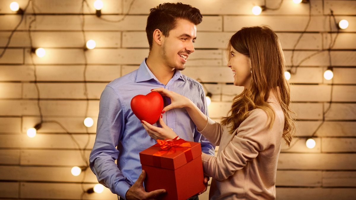 Dia dos Namorados: casal se olha de forma apaixonada - Divulgação