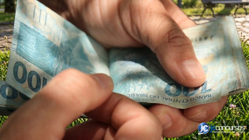 Trabalhadores nascidos em setembro e outubro recebem abono salarial