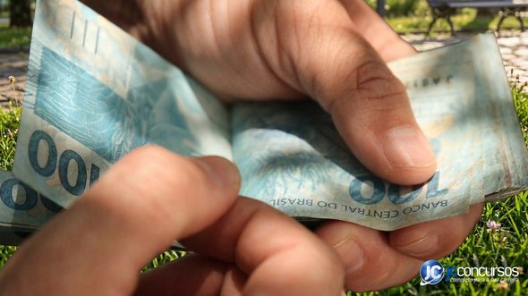 Trabalhadores nascidos em setembro e outubro recebem abono salarial