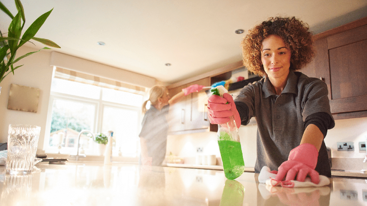 Curso online: empregada doméstica limpa a mesa da cozinha - Divulgação