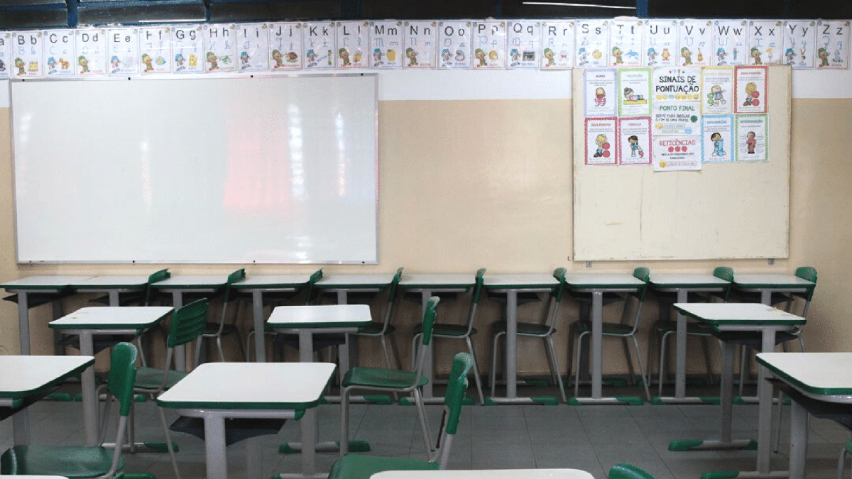 Dois professores na sala de aula: medida tenta acabar com fila de espera para matrícula em SP