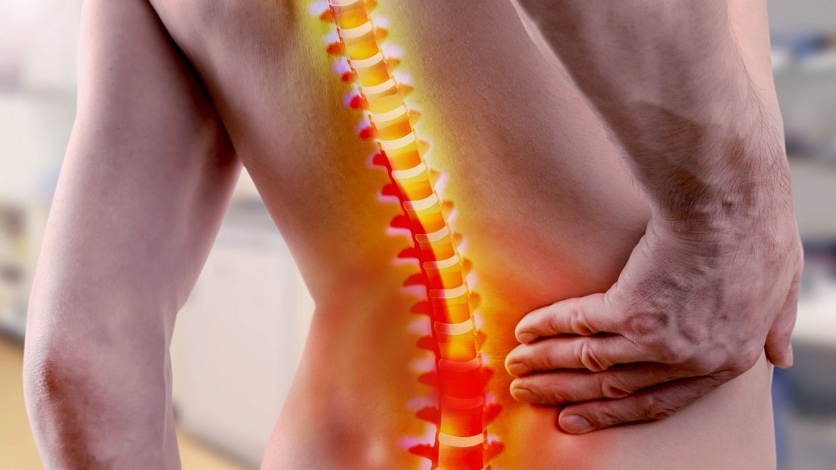 Benefícios do INSS: homem com dor na coluna coloca mão nas costas - Divulgação