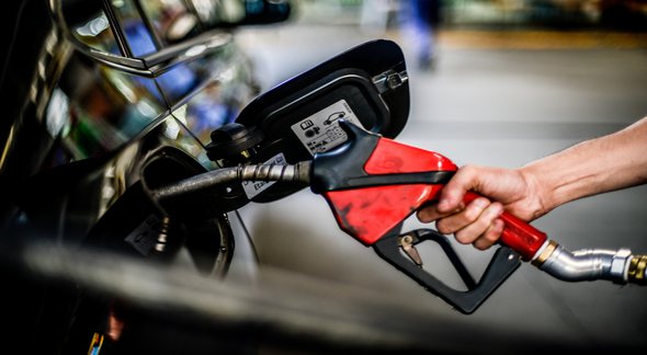 Preço da gasolina: frentista enche tanque de veículo com combustível - Divulgação
