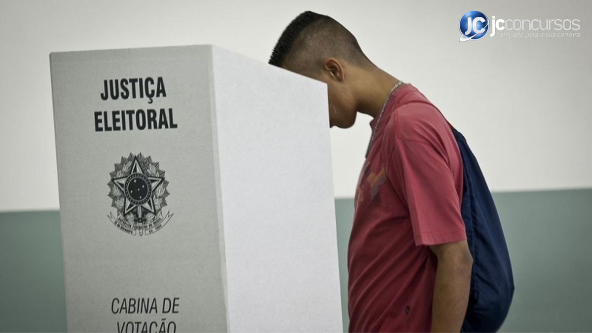 Eleitor brasileiro na cabina de votação