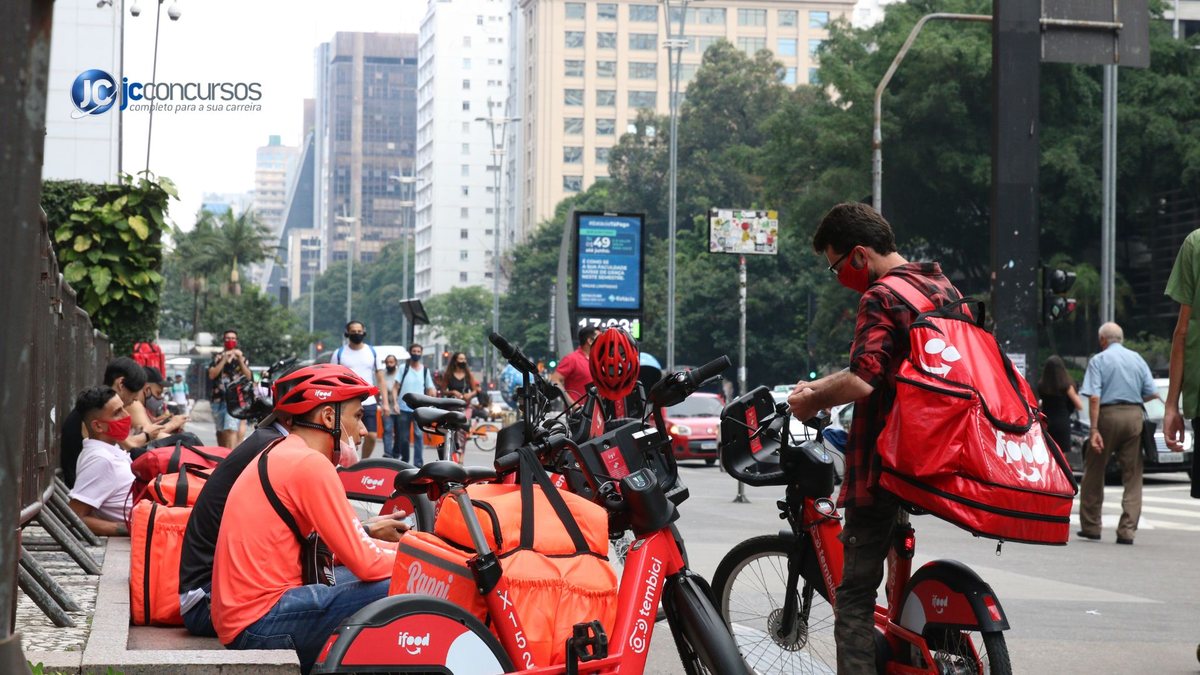 Trabalhadores por aplicativo com bicicletas e mochilas nas costas - Divulgação