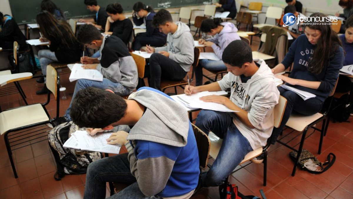 Governo planeja criar uma bolsa poupança para combater a evasão escolar no ensino médio - Agência Brasil