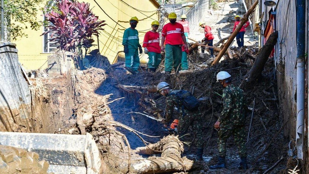 Exército Brasileiro ajuda na remoção de escombros da tragédia em Petrópolis RJ - Divulgação - Exército Brasileiro