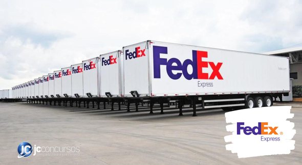 Caminhões alinhados da FedEx - Divulgação