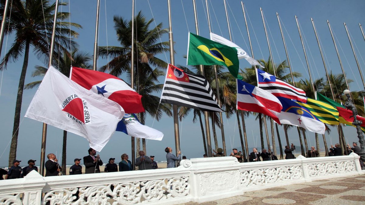 Feriado de Tiradentes: cerimônia de hasteamento de bandeiras