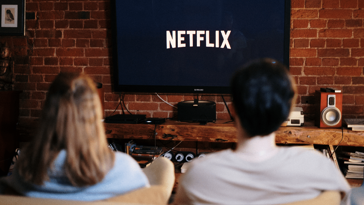 Filmes na Netflix: casal está no sofá assistindo Netflix