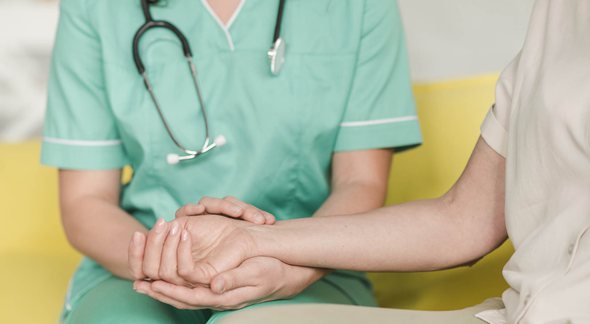 Processo Seletivo Prefeitura de Curitiba: enfermeira segura mão de paciente - Divulgação