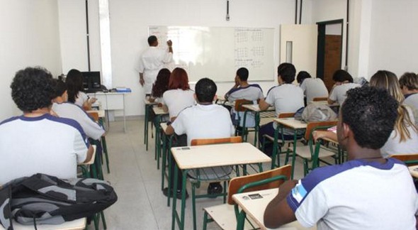 Concurso Seeduc RJ - estudantes durante aula em escola estadual - Divulgação
