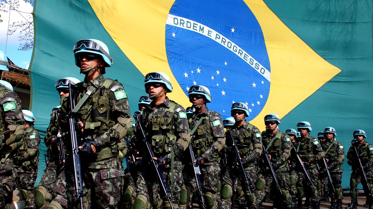 Bandeira do Brasil e militares perfilados
