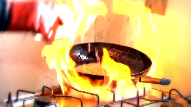 Ministério da Saúde recomenda medidas como colocar a parte queimada sob água corrente fria. - Reprodução/Rede Globo