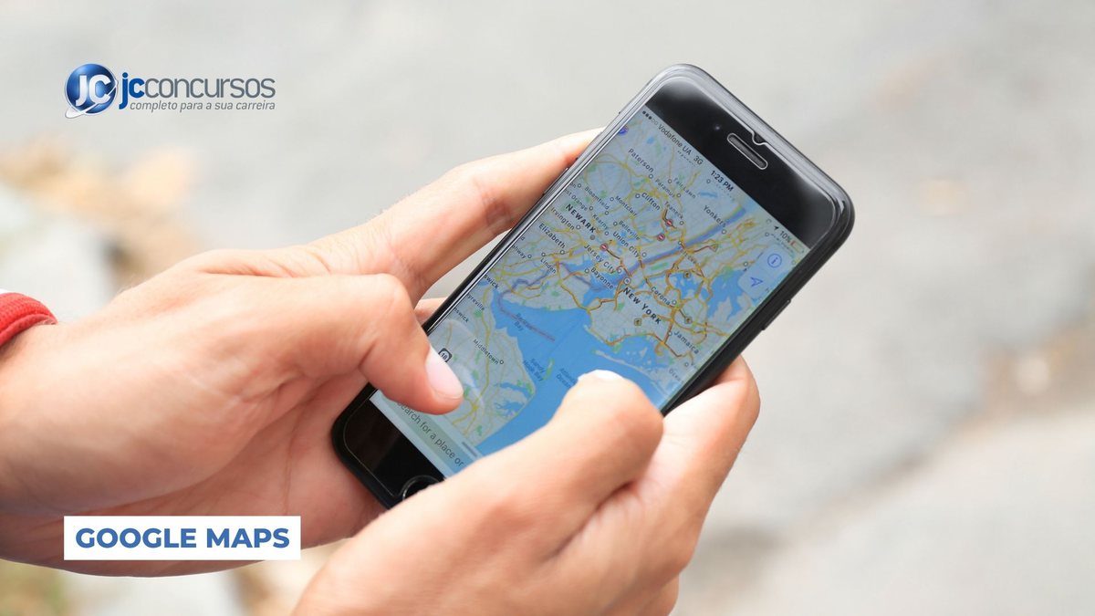 Um homem segura um celular com o app aberto do Google Maps - Canva - Google Maps lança novo recurso pelo celular