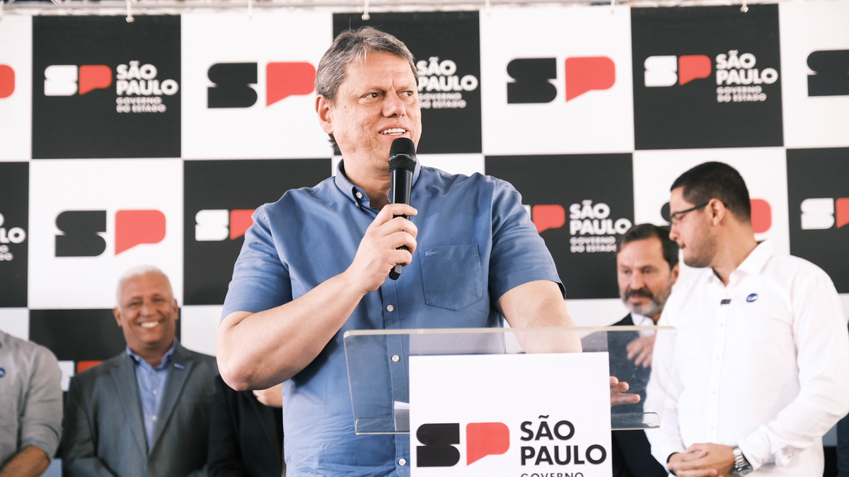 Governador Tarcísio de Freitas fala em microfone