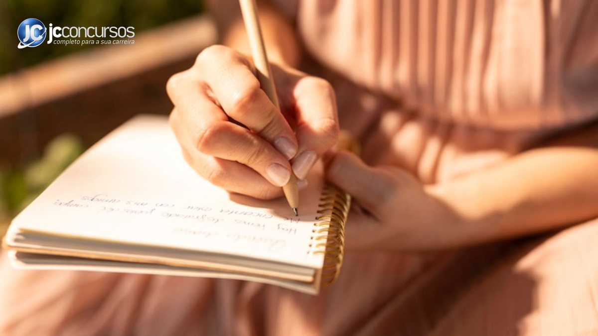Mulher escrevendo no caderno