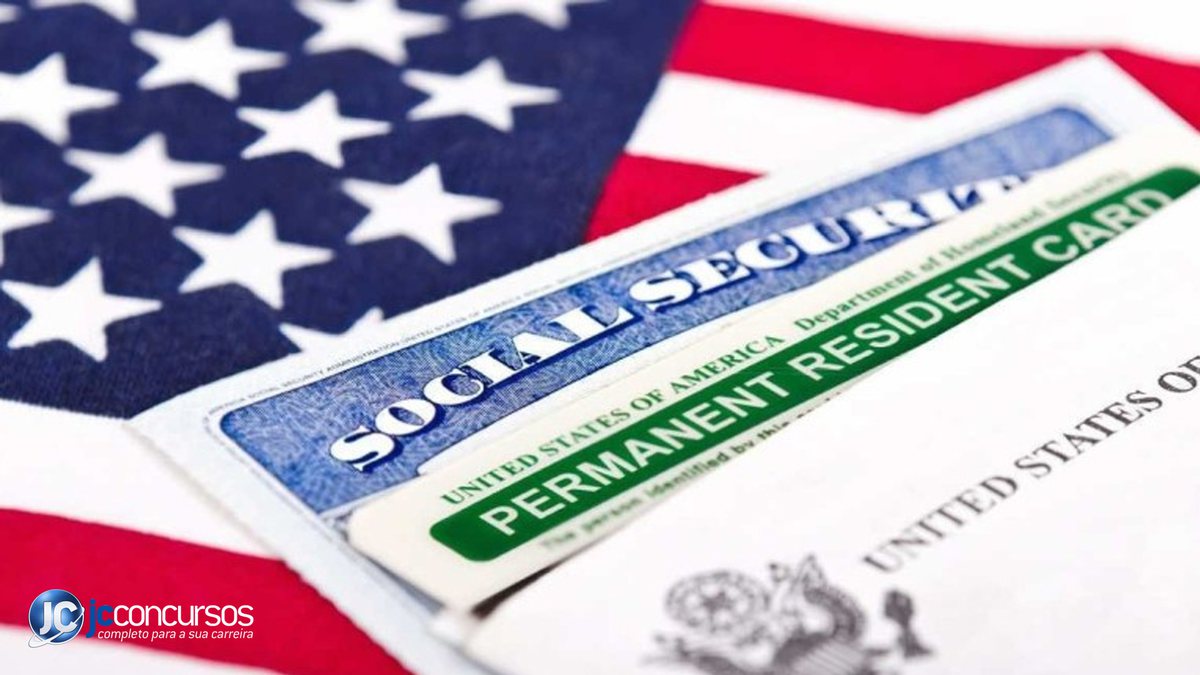 Green Card em cima de bandeira dos Estados Unidos - Divulgação